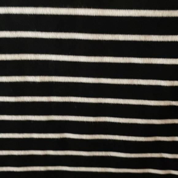 A Gap Black and White Top! - Picture 3 of 5